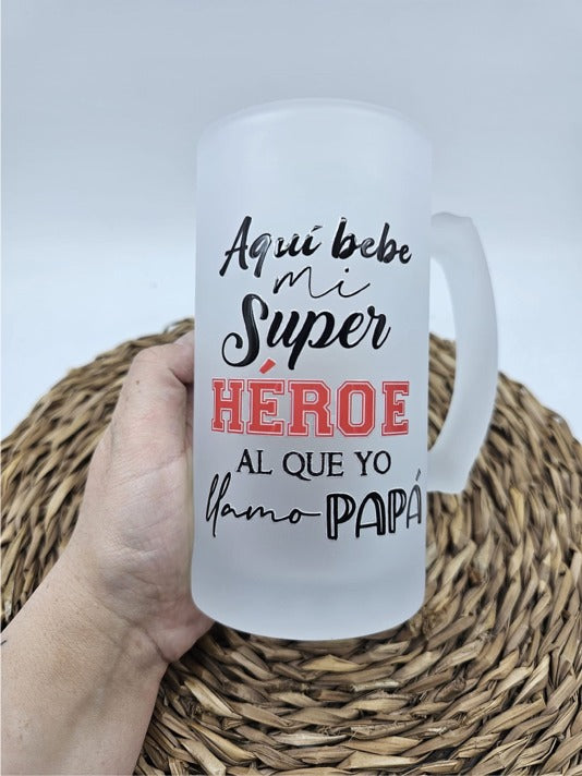 Jarra de cerveza aquí bebe